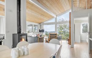 uma sala de estar com uma mesa e uma lareira em Gorgeous Home In Haderslev With Sauna em Årøsund