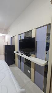 Kuchyň nebo kuchyňský kout v ubytování Cozy Anderson Apartemen Langsung Mall