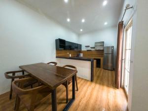 Η κουζίνα ή μικρή κουζίνα στο Gava Villa Kuta - 4BR Private Pool Retreat