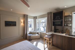 アルクマールにあるBoutique Studio VO38のベッドのある寝室とシンクのあるキッチン