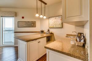 A cozinha ou kitchenette de Hotel Bellwether on Bellingham Bay