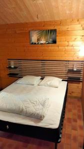 Ένα ή περισσότερα κρεβάτια σε δωμάτιο στο camping fontaine du roc +49 φωτογραφίες