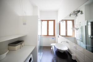 Bilik mandi di Two-room apartment 450 meters from Gelsomini M4 +29 gambar