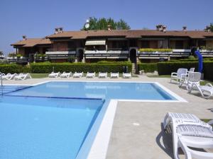 Kolam renang di atau dekat dengan Snug Holiday Home in Lazise with Heating, near Lake Garda
