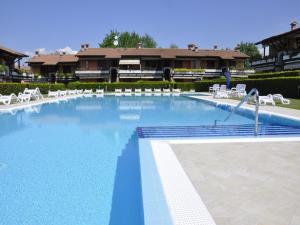 Kolam renang di atau dekat dengan Snug Holiday Home in Lazise with Heating, near Lake Garda +127 gambar