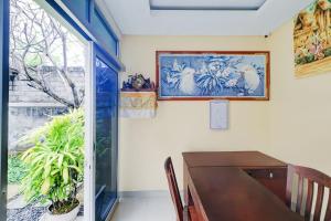 Zimmer mit einem Schreibtisch und einem Bild an der Wand in der Unterkunft Collection O Bali Sanur near Bali Mandara Hospital in Sanur