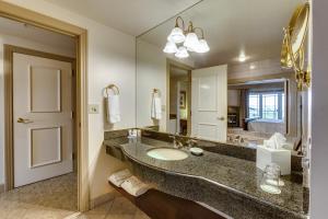 Uma casa de banho em Hotel Bellwether on Bellingham Bay