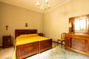 マリネッラにあるVilla Alessandraのベッドルーム1室(ベッド1台、窓、シャンデリア付)