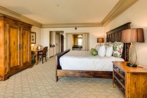 um quarto com uma cama, uma escrivaninha e uma mesa em Hotel Bellwether on Bellingham Bay em Bellingham