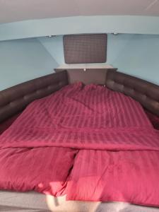 Postel nebo postele na pokoji v ubytování Gezellig overnachten, Luxe boot