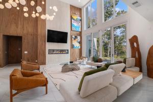 Una sala de estar con un sofá y una chimenea. en The Luxe Lakeside Retreat, en Jonesboro
