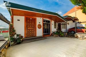 バギオにあるFamily World Cabin House - Baguio Cityの建物の前に車が駐車されている