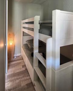 Postel nebo postele na pokoji v ubytování Appartement vue mer avec accès direct à la plage