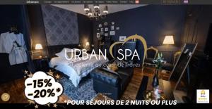 Giường trong phòng chung tại Urban Spa Romantique Chic