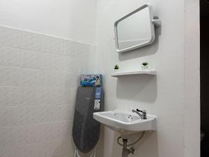 Un baño con un lavabo y un espejo en la pared. en O Pha Suk House, en Hat Yai 22 fotos más