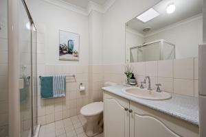 Ένα μπάνιο στο Tynte St North Adelaide Townhouse +26 φωτογραφίες