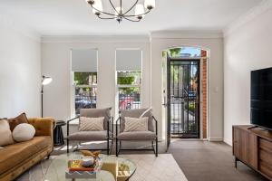 Χώρος καθιστικού στο Tynte St North Adelaide Townhouse