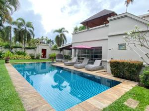 una piscina frente a una casa en Residence Villa 3 Bedroom, en Bang Tao Beach