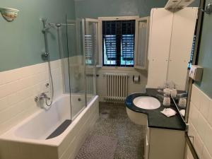Un baño con lavabo, bañera e inodoro. en La casa del Pucci, en Lucca