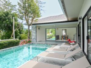 un'immagine di una piscina in una casa di Tropical 4br Jungle View Villa Near Lamai Beach a Lamai Beach