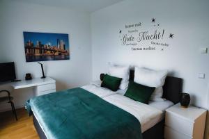 Postel nebo postele na pokoji v ubytování Ferienwohnung MySkyline Offenbach