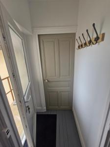 an empty hallway with a door and a hallwayngth at Appartement F2 5B in Martres-de-Veyre