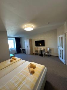 a hotel room with two beds and a living room at AltstadtQuartier in Schwedt