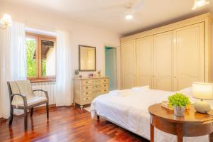 Giường trong phòng chung tại Villa Tranquilla - Natura & Vista con Piscina