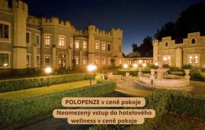 伏尔塔瓦河畔赫卢博卡什特克尔酒店的一座前面有灯光的大楼