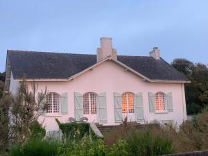 a pink house with a black roof at Grande maison face à l'océan in Saint-Michel-Chef-Chef +19 photos