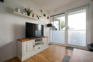 ヴァーレンにあるFischotter - Apartment in der Hafenresidenz mit Terrasse & Hafenblickのリビングルーム(薄型テレビ付) +17枚の写真