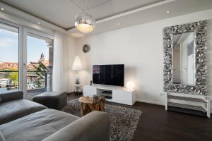 ヴァーレンにあるFirst Marina View - Apartment in der Hafenresidenz mit Sauna & Müritzblickのリビングルーム(テレビ、鏡付) +22枚の写真