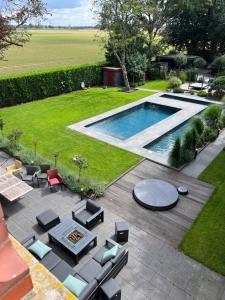 una vista aérea de un patio trasero con piscina en Manor house with pool area, en Tönisvorst