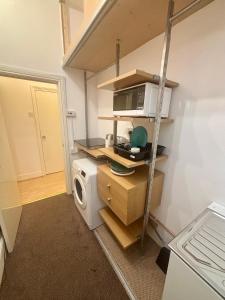 バーミンガムにあるDeluxe Suite Aのキッチン(電子レンジ、洗濯機付)