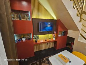 Televiisor ja/või meelelahutuskeskus majutusasutuses Home in Urban Ayuti 5 min to Lucban Town Proper