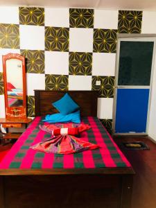 een slaapkamer met een bed en een spiegel bij Saman Restaurant - Family House in Arugam Bay