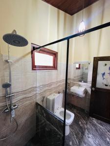 Vannituba majutusasutuses Lush Green Cottage Ella +10 fotot