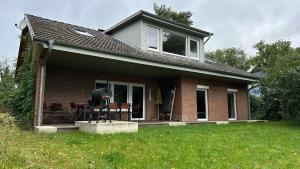 een klein huisje met een standbeeld in de tuin bij Auszeit am Lanzer See in Basedow