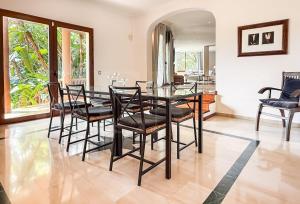 Ruang duduk di Villa with private pool, garden and cinema REMS