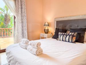 Katil atau katil-katil dalam bilik di Villa with private pool, garden and cinema REMS +42 gambar