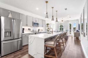 Kuchyň nebo kuchyňský kout v ubytování Designer Gulf Place Condo