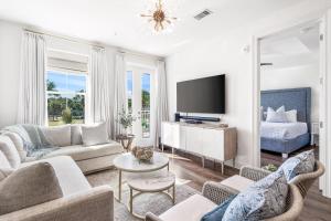 TV a/nebo společenská místnost v ubytování Designer Gulf Place Condo