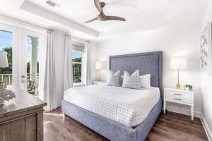 Postel nebo postele na pokoji v ubytování Designer Gulf Place Condo + 28 fotografií