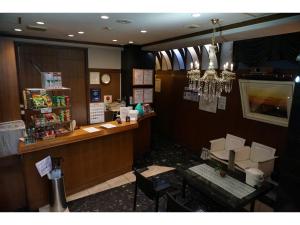 東京にあるBusiness Hotel Crescent - Vacation STAY 49082vのカウンターとテーブルと椅子のあるレストラン