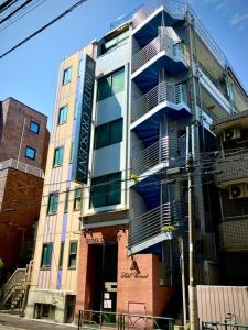 東京にあるBusiness Hotel Crescent - Vacation STAY 49082vの青いバルコニー付きの建物