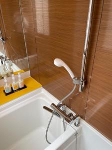 東京にあるBusiness Hotel Crescent - Vacation STAY 49950vのバスルーム(バスタブ、蛇口付)