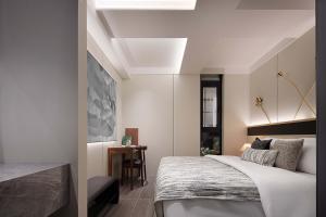 a bedroom with a bed and a desk at Changliu ·S Skyview Hotel in Chongqing