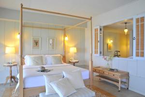 En eller flere senger på et rom på Devasom Hua Hin Resort