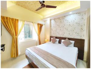 a bedroom with a bed and a window at Hotel New J-Aradhya ! Near Sea Beach And Shree Jagannath Temple - Free Wifi and Parking Facilities - Fully-Air-Conditioned Rooms - Top Rated Hotel In Puri in Puri +17 photos