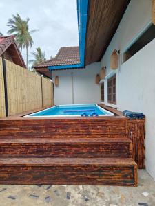 einen Pool im Hinterhof mit einem Holzzaun in der Unterkunft Island Serenity Villa in Hinkong